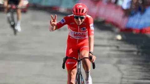 Tadej Pogacar reaparece en redes tras su caída en La Vuelta a España con collarín y vendajes