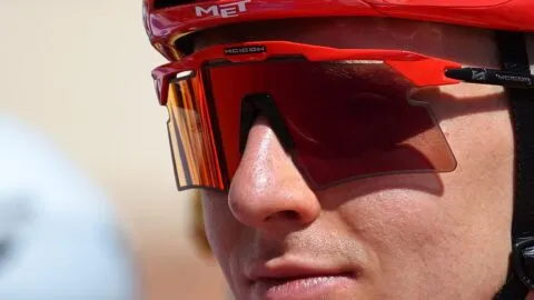 ¡Tadej Pogacar sufre fuerte caída y abandona la Vuelta a España 2026!