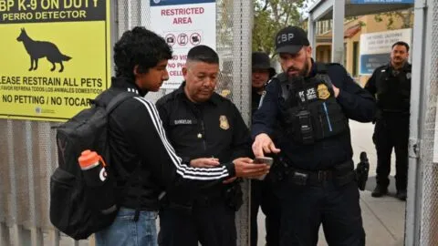 Derechos ante controles migratorios: qué dicen las tarjetas del ILRC
