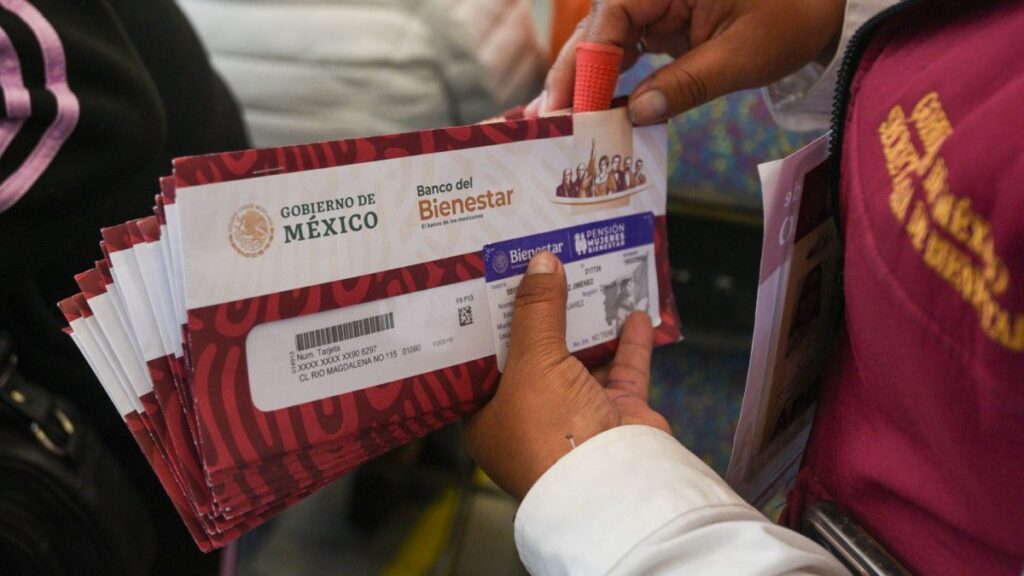 Entrega de tarjetas de programas de Pensión Bienestar para quienes se registraron en junio
