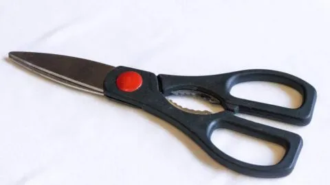 ¿Para qué sirve la parte dentada de las tijeras de cocina y cómo usarla?
