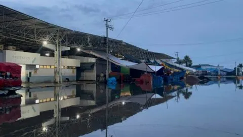 Lluvia en Toluca provoca inundaciones y daños en la Central de Abasto