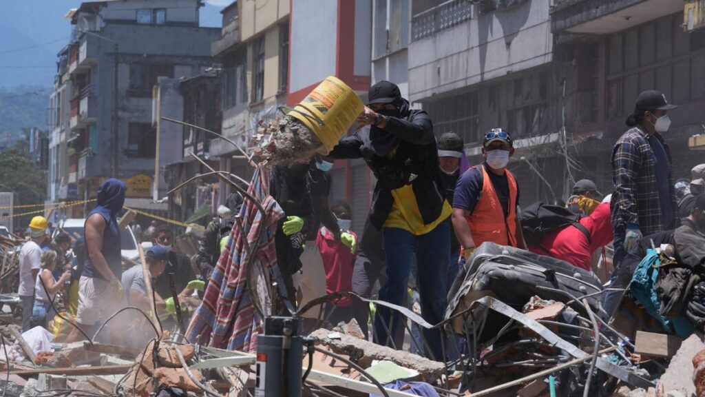 El grupo de rescatistas mexicano, Topos Azteca, ya se encuentra en Colombia, donde ayudará a labores de rescate tras el terremoto