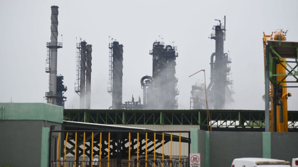 Tormenta eléctrica causa incendio en Terminal de Almacenamiento Pajaritos de Pemex