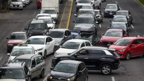Tráiler choca y derriba postes en Ecatepec; cierran la Vía Morelos rumbo a CDMX