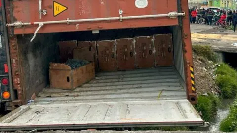 Vuelca camión con pantalones de mezclilla y se desata rapiña en el Estado de México