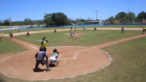 Transmisión en vivo capta momento en que partido de softbol se interrumpe por disparos