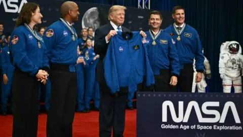 Trump condecora a tripulación de Artemis II y anuncia creación de la Academia Espacial de EE. UU.