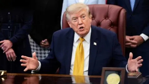 Trump asegura que negocia con Irán y señala a petroleras de lucrar con la guerra