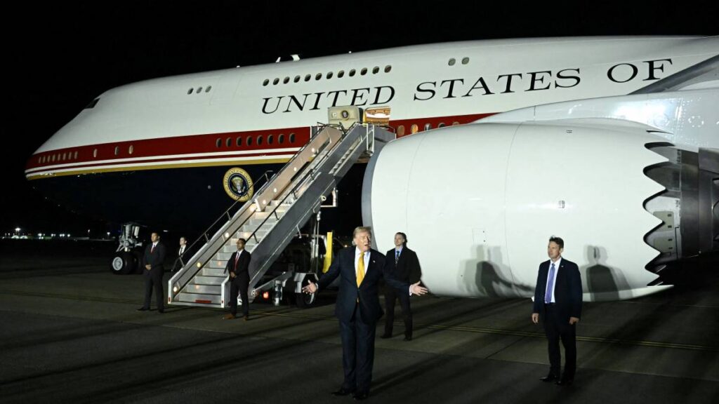 Trump habría dejado el Air Force One en Turquía por una presunta amenaza iraní, mientras periodistas permanecieron a bordo.