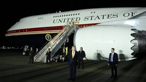 Operativo secreto para proteger a Trump: habría cambiado de avión por amenaza iraní