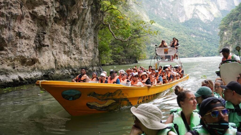 La niebla redujo la visibilidad de los visitantes en el Cañón del Sumidero, Chiapas.