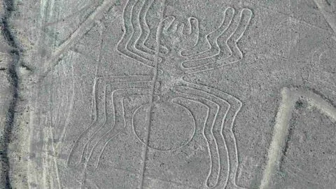 Avioneta se desploma sobre las Líneas de Nazca, en Perú; mueren 13 personas