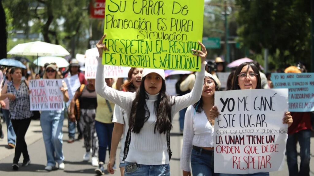 Aspirantes buscan mantener su oportunidad de ingresar a la universidad.