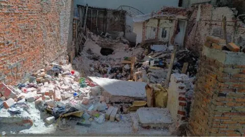 Video del momento en que colapsa muro de templo y aplasta camioneta en Puebla