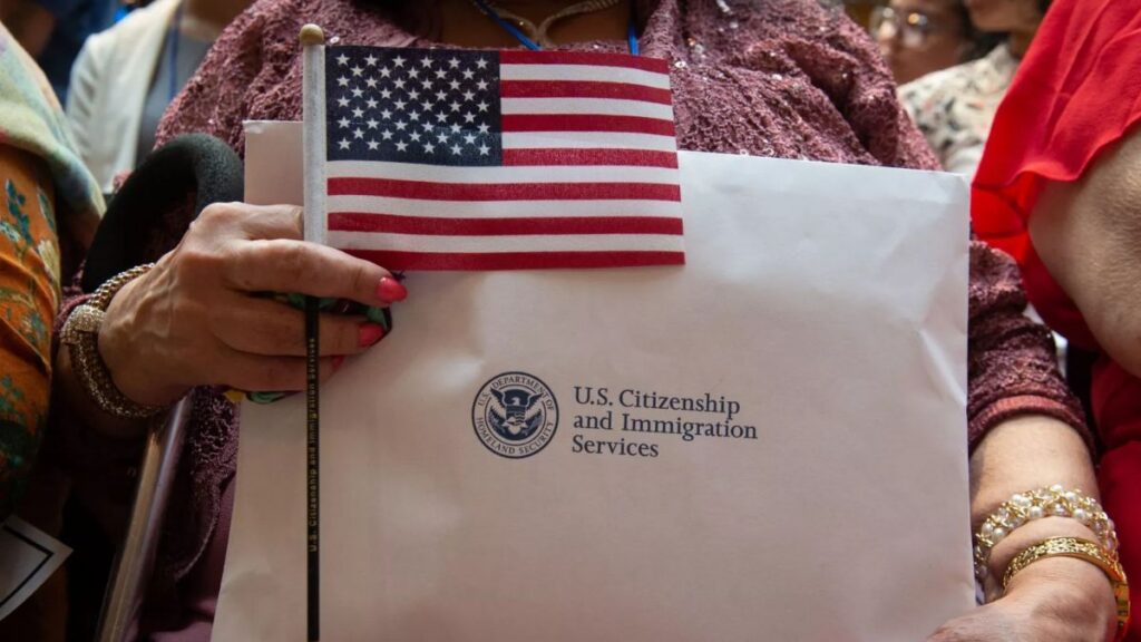 La medida afectaría a viajeros de México y Canadá.