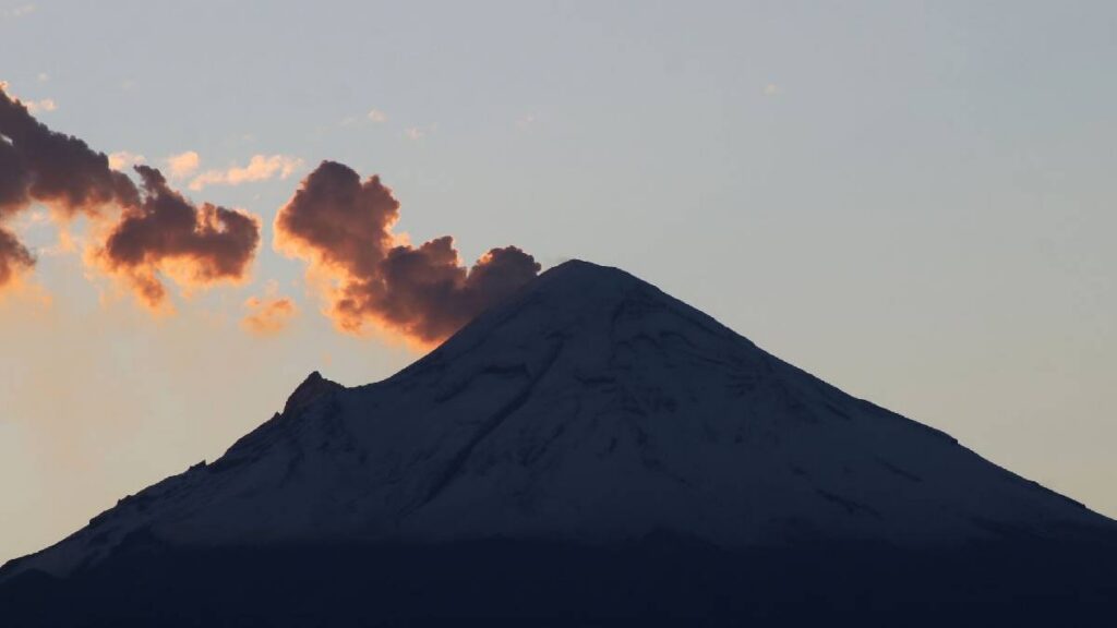 volcan-popocatepetl-muestra-su-fuerza-con-actividad-nocturna-difunden-video