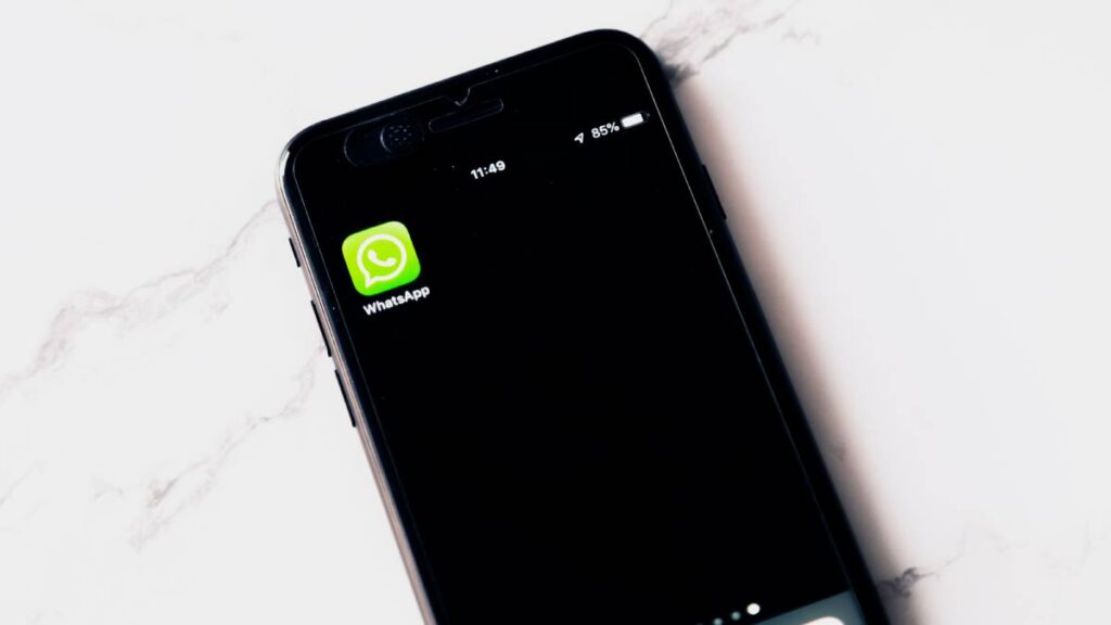 Ciberdelincuentes utilizan engaños para conseguir el código de verificación y tomar el control de cuentas de WhatsApp.