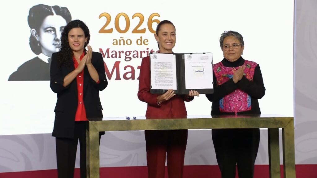 Firma del decreto en materia de transparencia. Imagen: Captura Mañanera