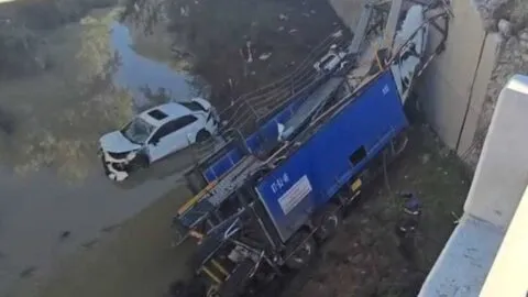 Nodriza con ocho vehículos cae a barranco en el libramiento Apizaco-Huamantla; conductor sobrevive de milagro