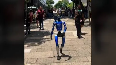 Humanoide denominado "Fierrobot" enseña educación vial a los tapatíos