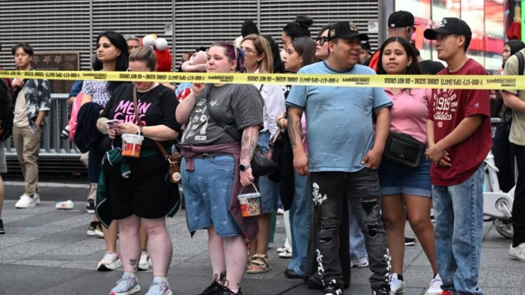 Mujer apuñala a dos en Times Square; mueren ella y una víctima