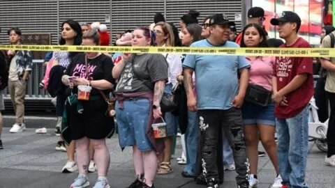 Mujer apuñala a dos en Times Square; mueren ella y una víctima