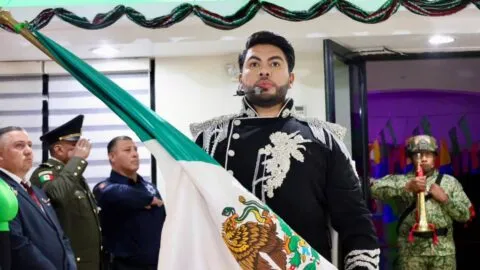 Alcalde de Elota da el Grito de Independencia con traje, capa y hombreras