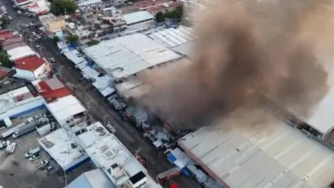 Se incendia Mercado Central de Acapulco; al menos 90 locales fueron consumidos