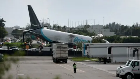 Cancelaciones y demoras en aeropuerto de Miami tras accidente de avión de Amazon