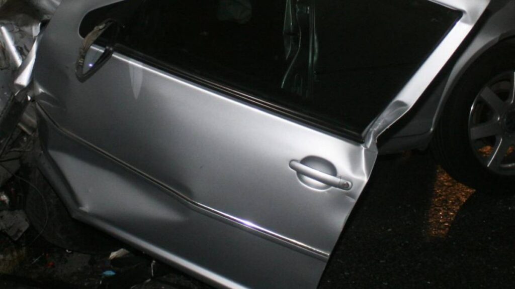 Vecinos retuvieron a los ocupantes del Jetta accidentado en Naucalpan.