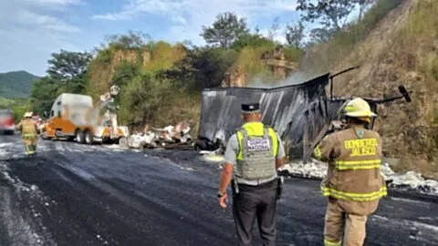 Camión se incendia y químico reacciona en la autopista Guadalajara-Tepic: ve video