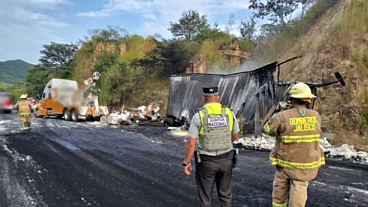 Camión se incendia y químico reacciona en la autopista Guadalajara-Tepic: ve video