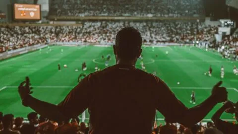 Violencia en el futbol: aficionados de Uruguay invaden la cancha y se enfrentan con sus propios jugadores