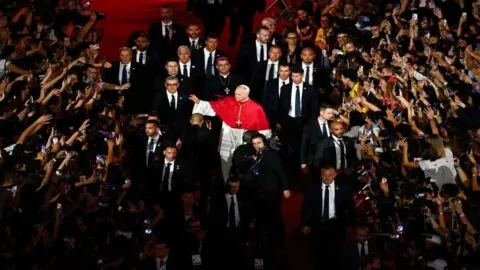 Papa León XIV llega a Francia y centra su mensaje en la paz
