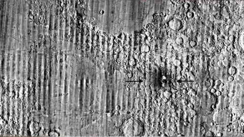 NASA descubre un nuevo cráter en la Luna, "único en un siglo"