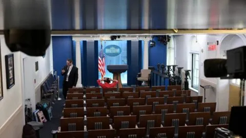 CNN, MS NOW y Politico regresan a la Casa Blanca tras orden judicial