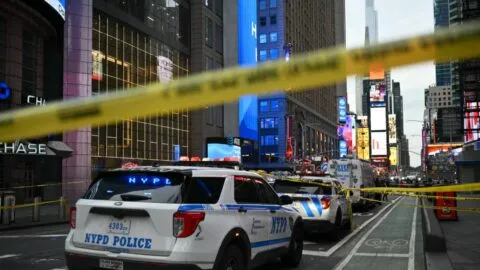 Confirman identidad de víctima de apuñalamiento en Times Square; era vicepresidenta de Bank of America