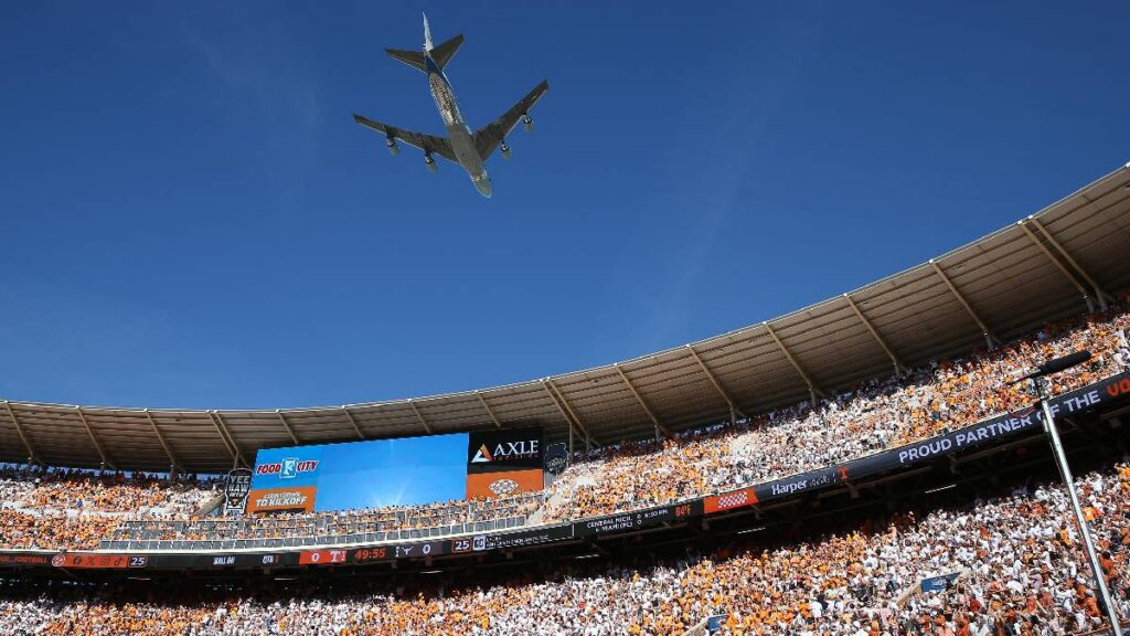 sorprenden-videos-avion-de-trump-pasa-por-encima-de-estadio