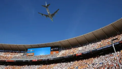 Sorprenden videos: avión de Trump pasa por encima de estadio