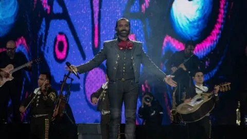 Alejandro Fernández pone a cantar al Festival Arre bajo la lluvia 