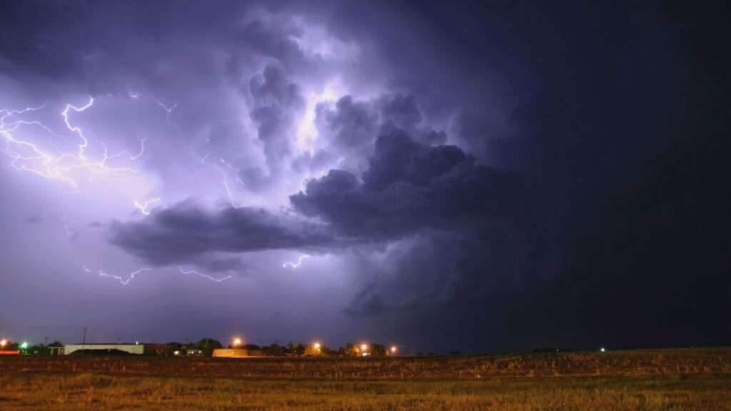 Una zona de lluvias y tormentas ubicada a unas 600 millas al este de Bermudas es vigilada por su posible desarrollo tropical