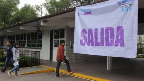 Alumno denuncia expulsión en Oaxaca tras exhibir baños de su escuela; director niega sanción