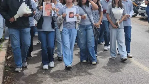 En silencio y con veladoras, alumnos de la UAEM marchan por Christian y Gael
