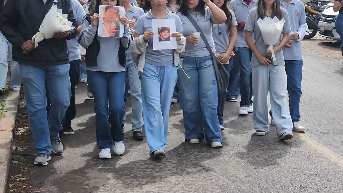 En silencio y con veladoras, alumnos de la UAEM marchan por Christian y Gael