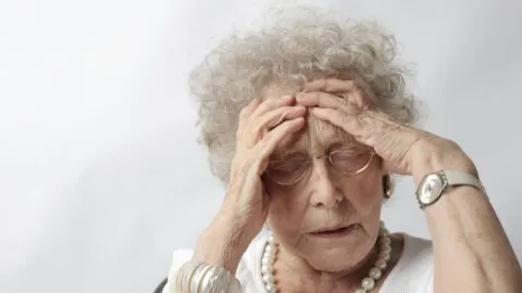 Alzheimer: estas son las primeras señales y factores de riesgo, según neurólogo