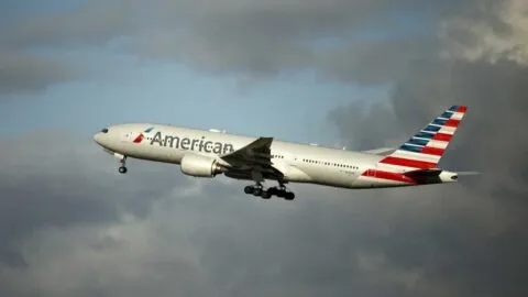 Video: insultó y golpeó a un pasajero; terminó amarrado con cinta adhesiva a medio vuelo