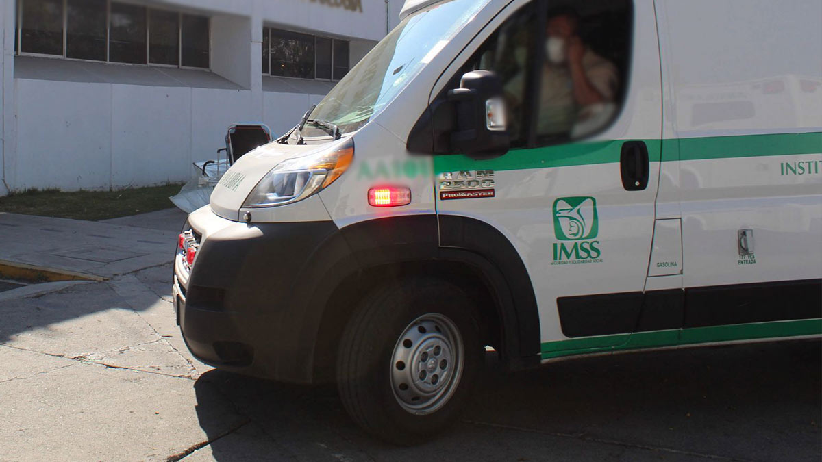 Video: Ambulancia del IMSS choca en Azcapotzalco, separan al chofer de su puesto