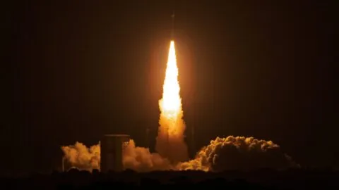 EE.UU. confirma armas en órbita; China y Rusia alertan por riesgo de militarizar el espacio