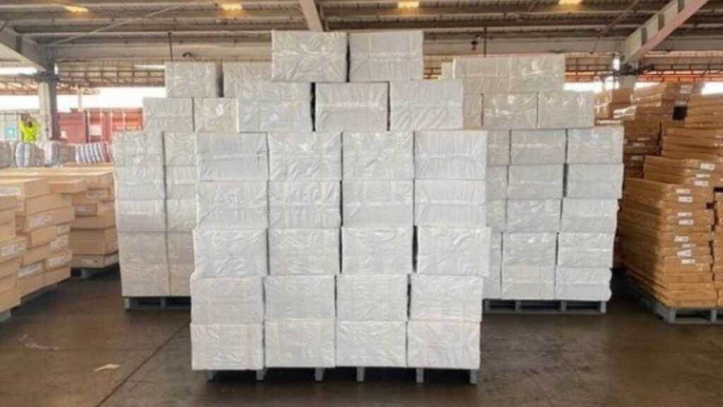 Aseguran millones de cigarros ilegales en Michoacán.